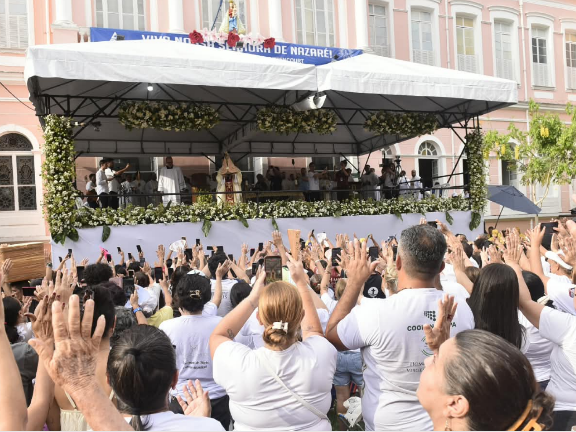 Emoção dos fiéis diante da Imagem Peregrina de Nossa Senhora de Nazaré na Missa da Trasladação